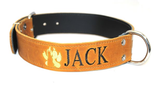 Collar with embroidered name